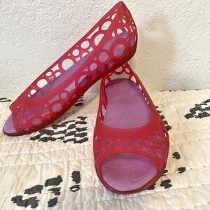 Crocs Adrina Peep Toe Pink Flats Sz 10 All-over Circular cutouts Design Comfy